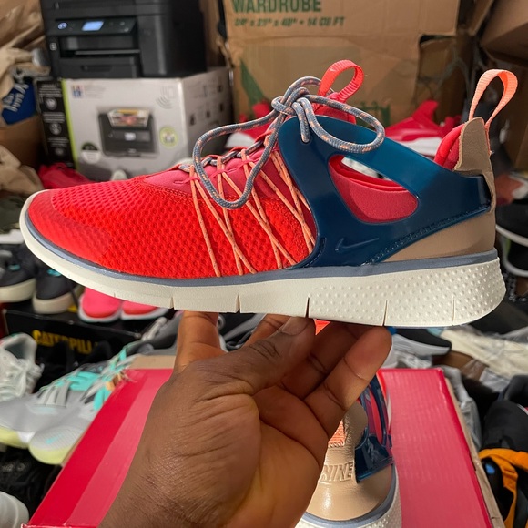 Womens NIKE FREE VIRITOUS Orange Trainers 725060 600 Size 7 - Picture 3 of 5